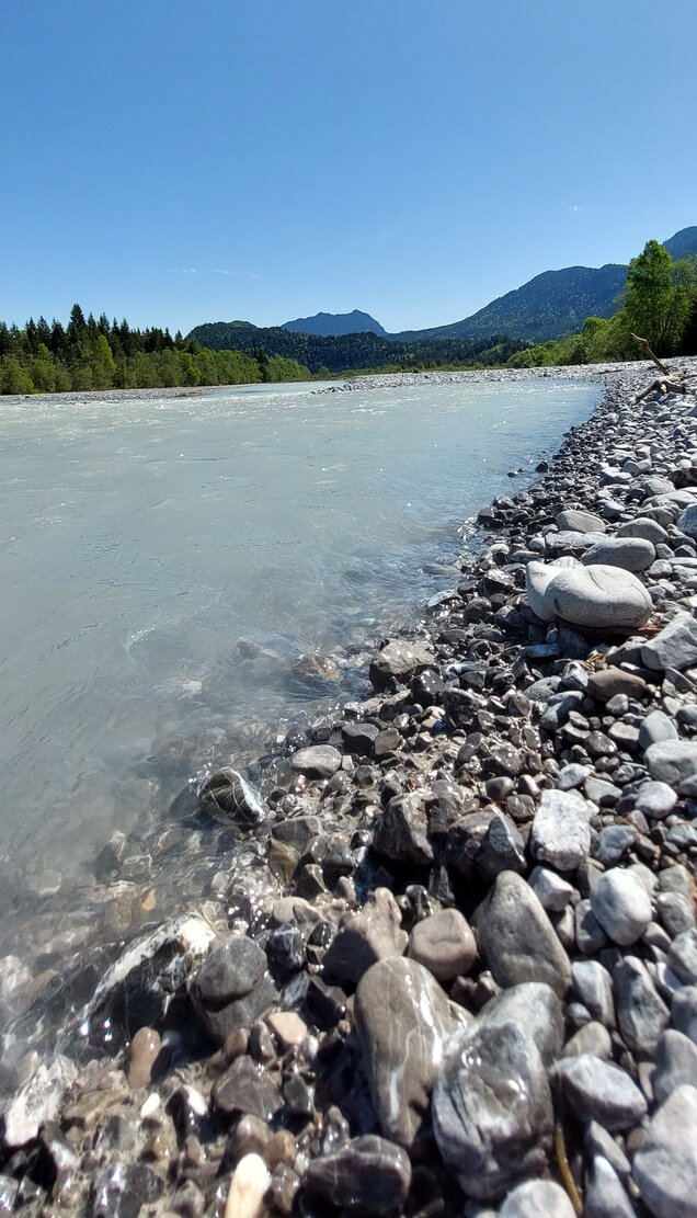 Oder einfach Barfuß im Kies laufen und dem Wasser zuschauen und zuhören Oder einfach Barfuß im Kies laufen und dem Wasser zuschauen und zuhören